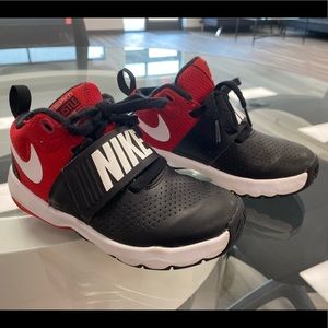 Boys Size 13 Nike Team Hustle Tennis Shoes